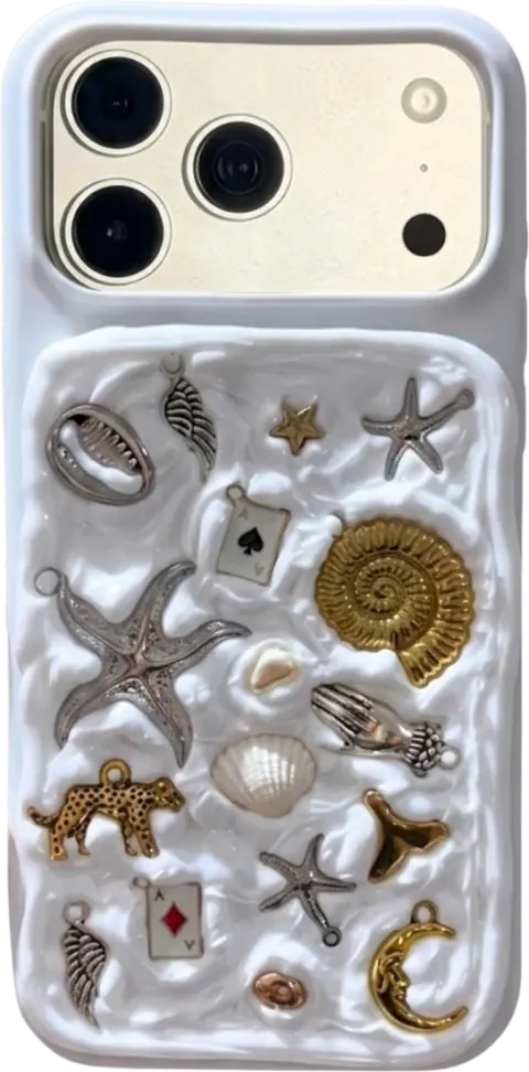 Funda blanca con charms de mar: estrellas, conchas, jaguar y luna